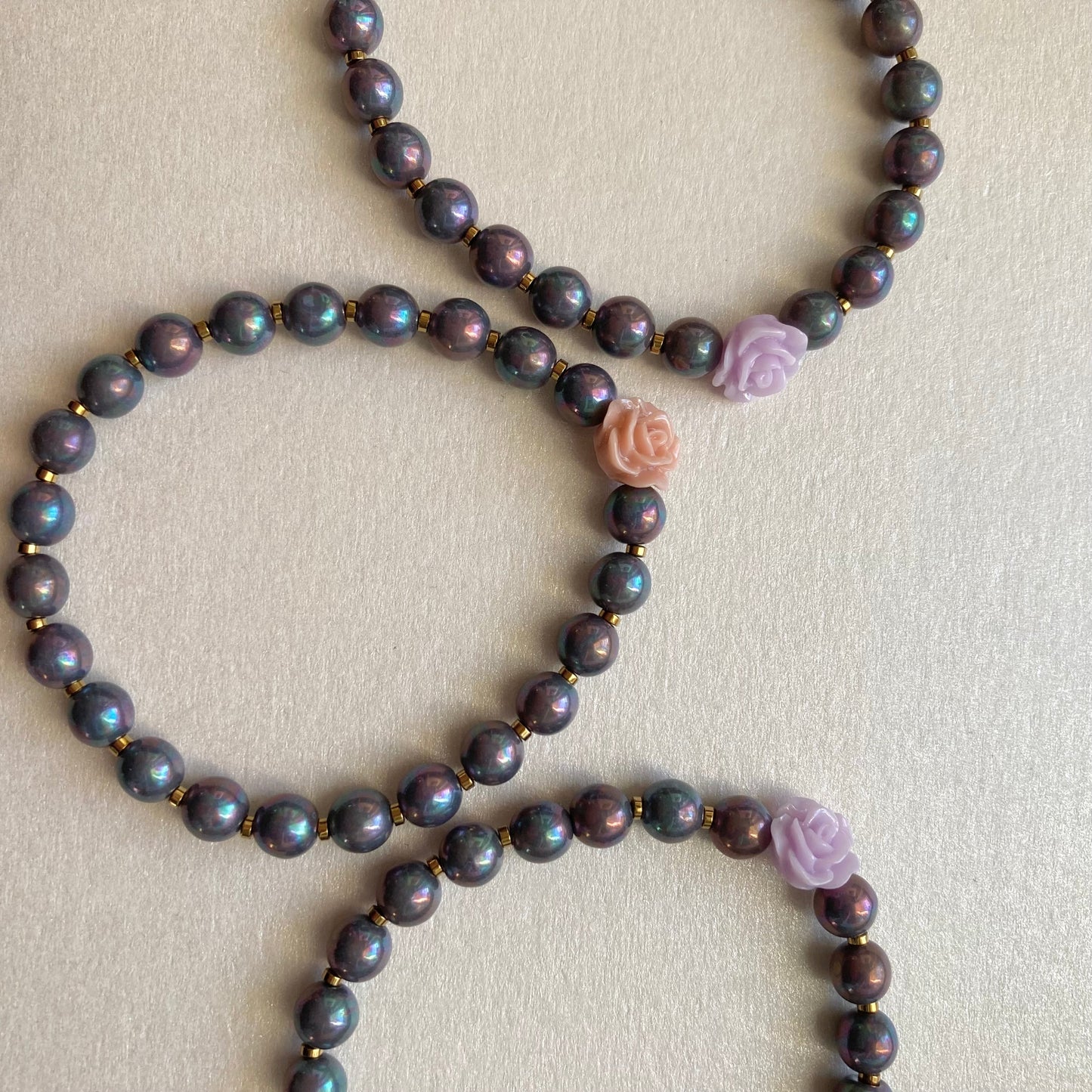 Drei perlemarmbänder mit röschen