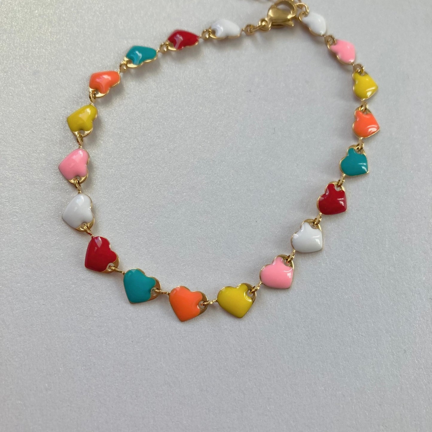 Verspieltes Armband mit bunten Herzen im Retrostyle