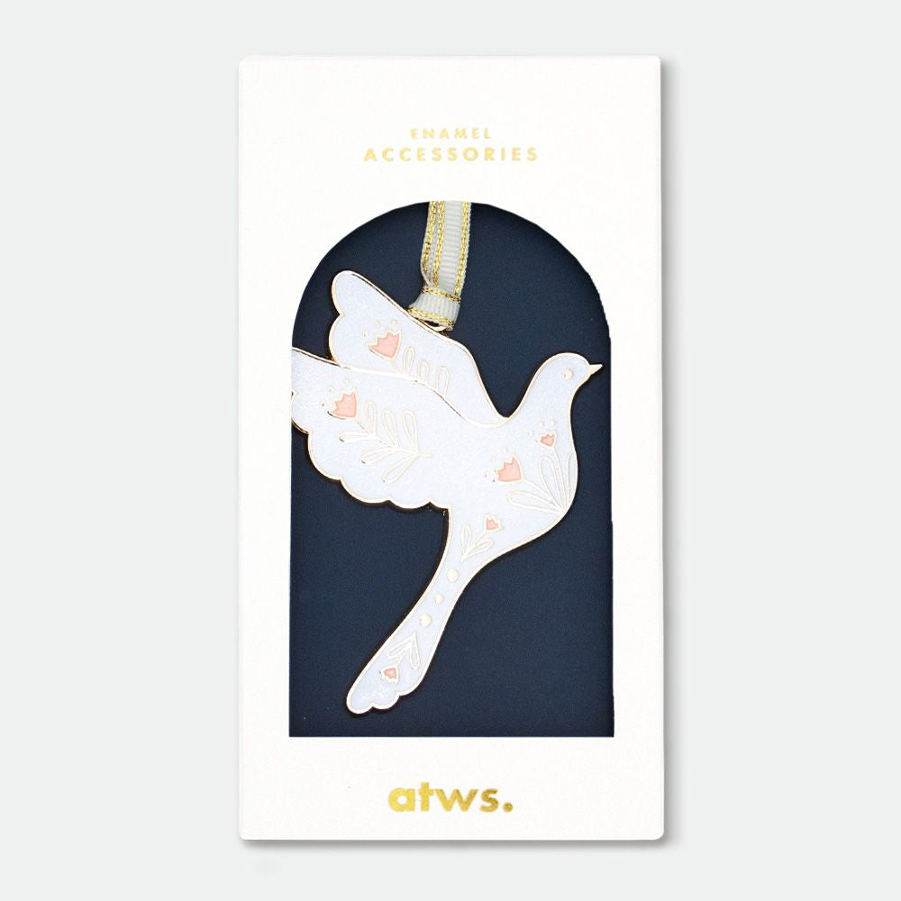 Weißer emaillierter Taubenanhänger mit goldfarbenen Konturen und rosa Blüten, an gold-weiß gestreiftem Band, in weißer Verpackung mit Text 'ENAMEL ACCESSORIES' und 'atws.'