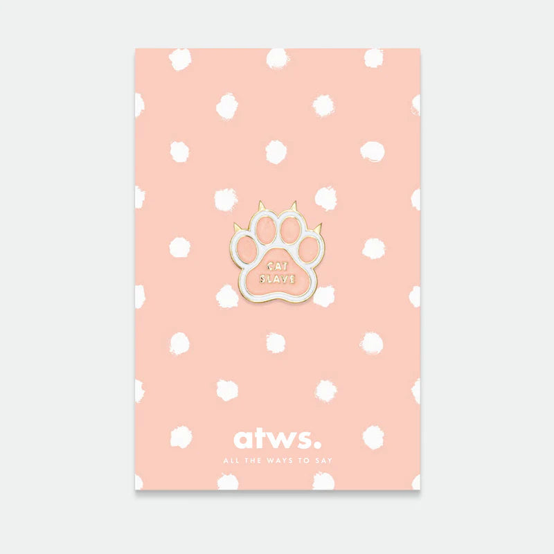 Anstecknadel in Form einer Katzenpfote mit der Aufschrift 'CAT SLAYER' auf rosa Hintergrund mit weißen Punkten, darunter der Schriftzug 'atws. ALL THE WAYS TO SAY'