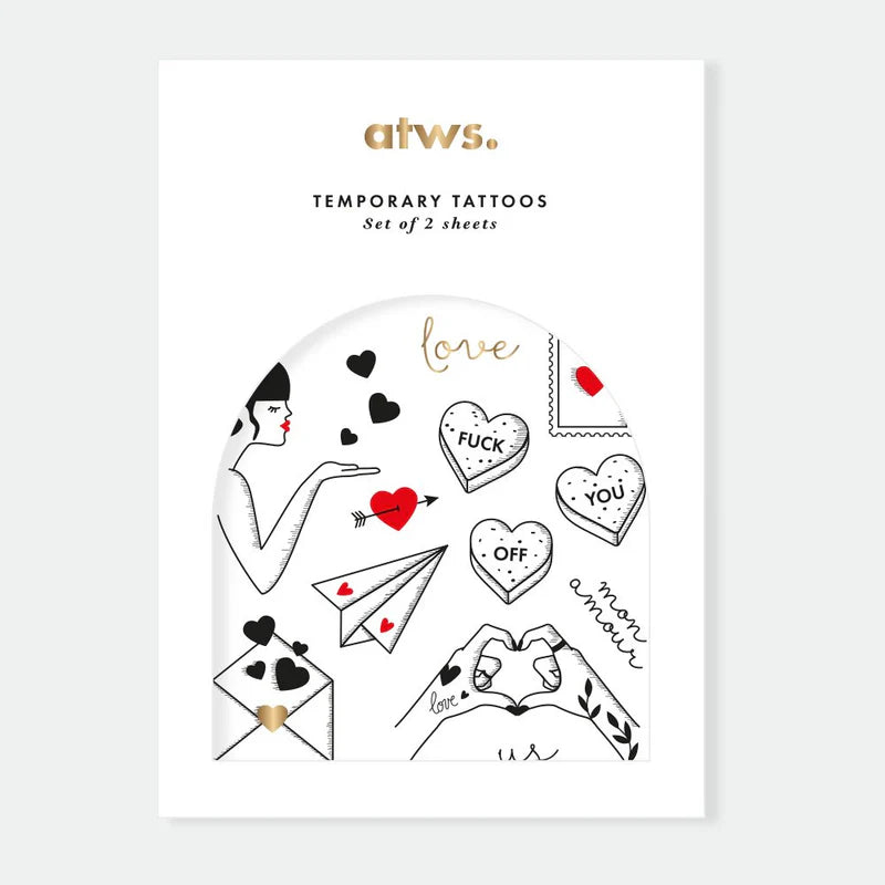 Set temporärer Tattoos mit Herzmotiven, Liebesbotschaften und einer Frau, die einen Kuss sendet