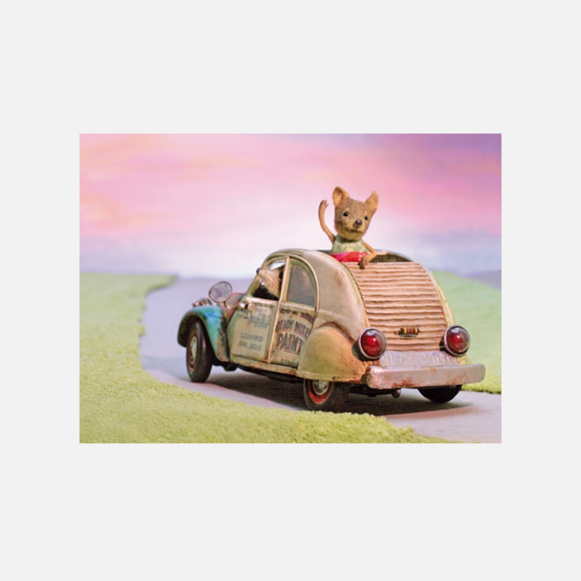 Zwei Mäuse in einem Auto wegfahrend, eine Maus winkt