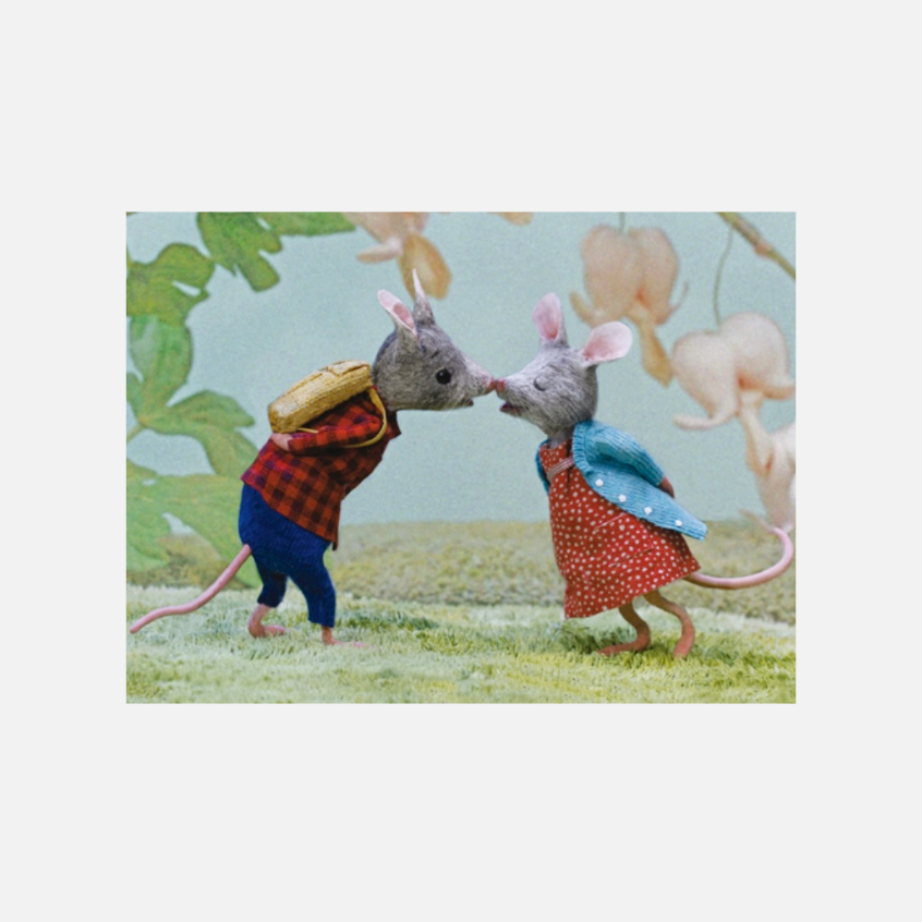 Küssende Mäuse auf einer Wiese