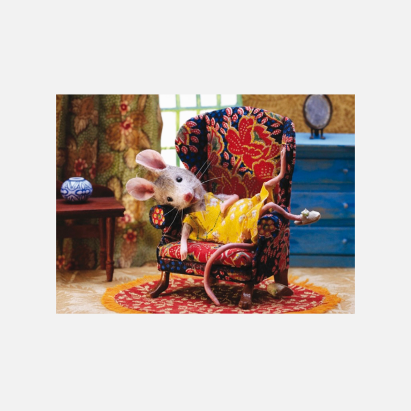 Eine Maus auf einem Stuhl in einem Zimmer.