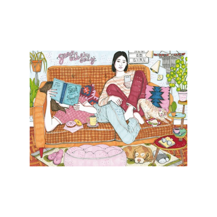 Zwei Frauen entspannen auf einem orange karierten Sofa, eine liest ein Buch, die andere nutzt ein Smartphone, ein Hund schläft auf dem Teppich davor