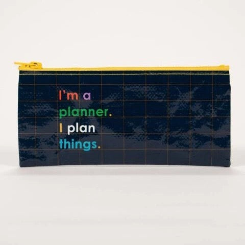 Dunkelblaues Federmäppchen mit gelbem Reißverschluss und Schriftzug 'I'm a planner. I plan things.' in bunten Buchstaben