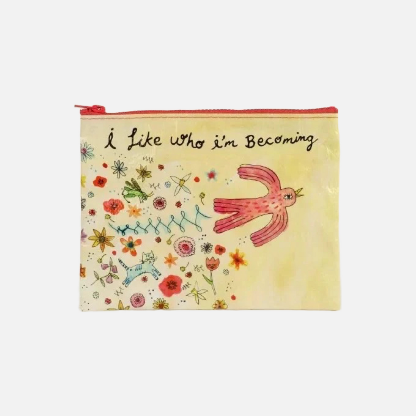 Beige Kosmetiktasche mit rotem Reißverschluss, bedruckt mit dem Schriftzug 'I Like who I'm Becoming' und bunten Blumen, Vögeln und Schmetterlingen