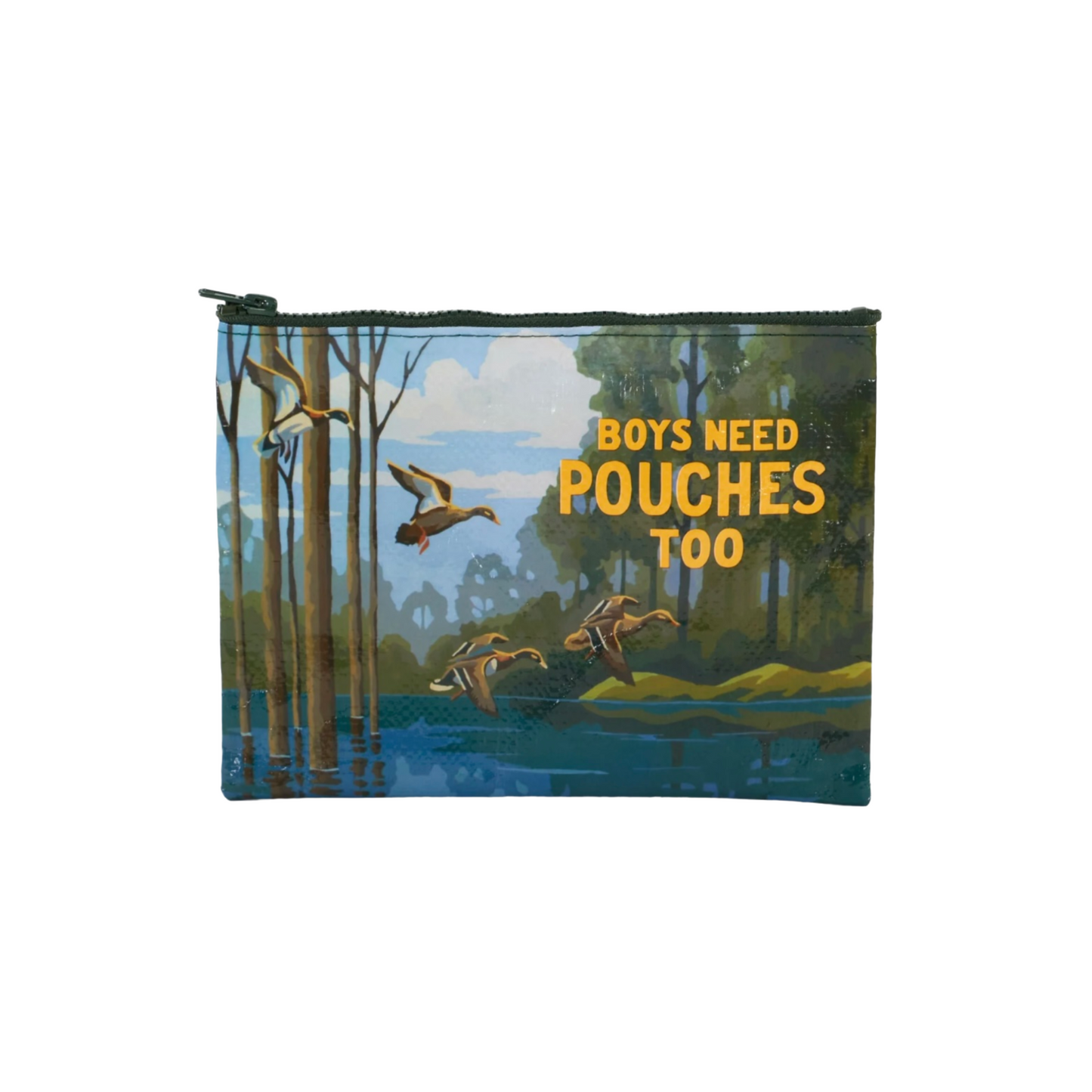 Reißverschlusstasche mit Aufdruck 'Boys need pouches too' und Illustration von fliegenden Enten über einem See mit Bäumen