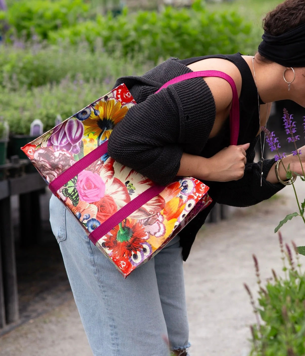 Bunte Einkaufstasche mit Blumenmuster und zwei langen, pinken Tragegriffen