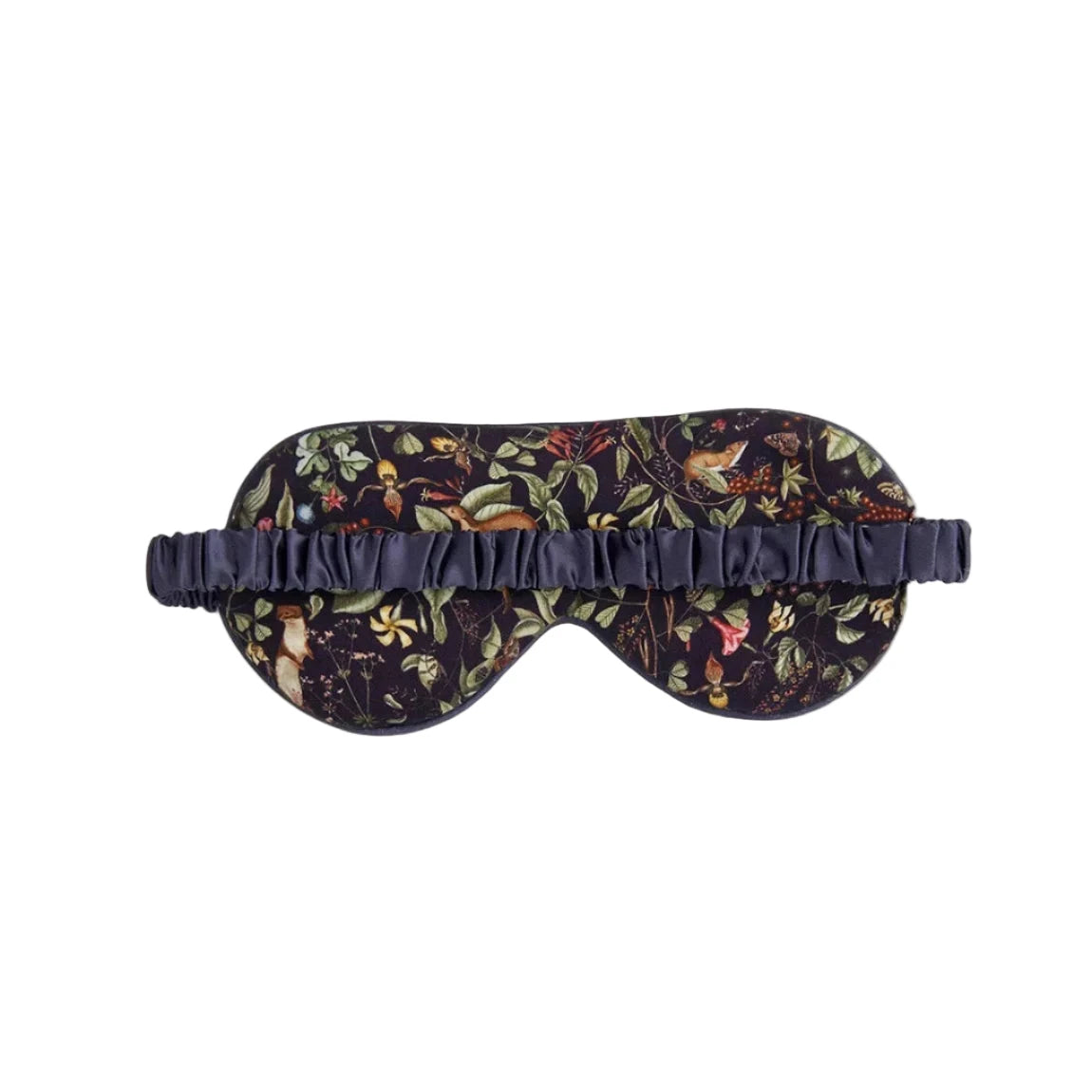 Schlafmaske aus Viskose mit kunstvollem botanischen Print: Wildblumen, Blätter, Beeren und Pflanzen in warmen Herbsttönen wie Rot, Orange, Gelb und Grün auf dunkelblauem bis schwarzem Untergrund; ergonomische Form mit weicher Polsterung und verstellbarem Satinband in Dunkelblau