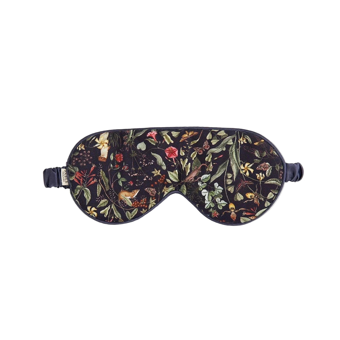 Schlafmaske aus Viskose mit kunstvollem botanischen Print: Wildblumen, Blätter, Beeren und Pflanzen in warmen Herbsttönen wie Rot, Orange, Gelb und Grün auf dunkelblauem bis schwarzem Untergrund; ergonomische Form mit weicher Polsterung und verstellbarem Satinband in Dunkelblau