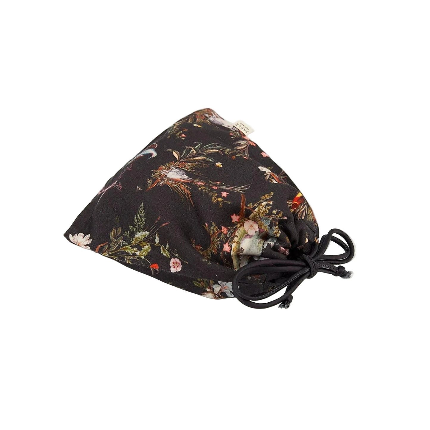 Zusammengelegte Schlafmaske mit botanischem Print in einem passenden Aufbewahrungsbeutel aus demselben Material, Beutel mit Kordelzug in Dunkelblau zum Zuziehen, Marken-Etikett sichtbar, zeigt die platzsparende Aufbewahrungslösung für unterwegs