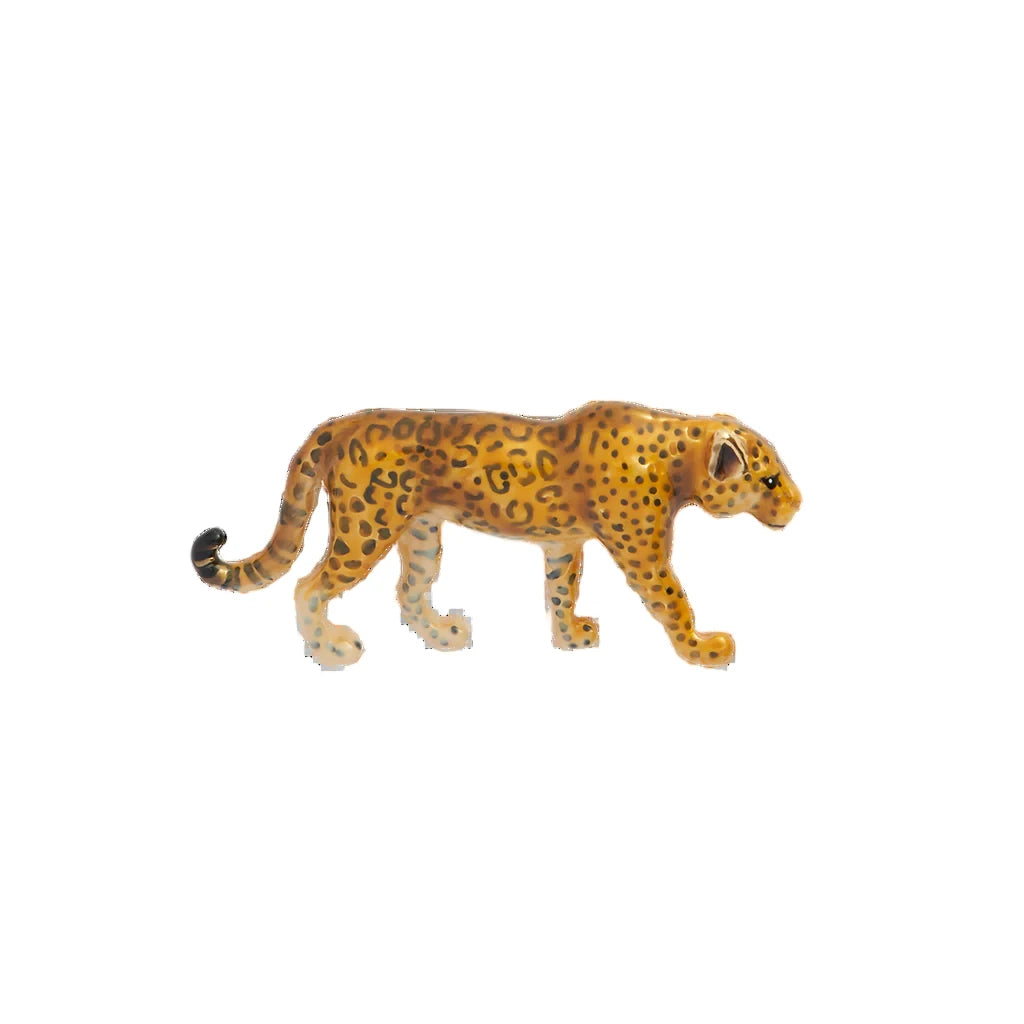 Brosche eines gelb-braunen Leoparden mit schwarzen Flecken, in Seitenansicht, gehend dargestellt.