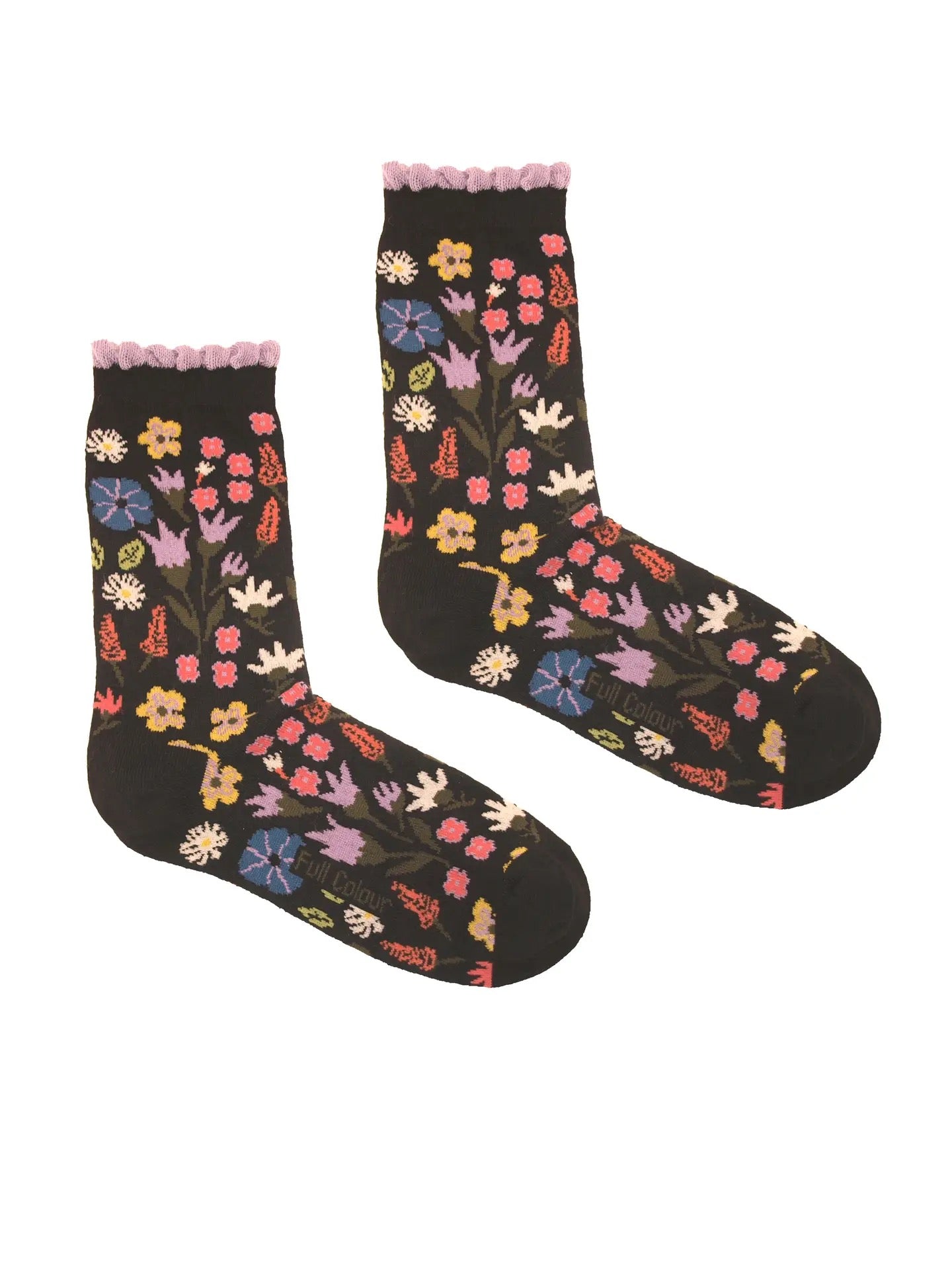 Schwarze Socken mit buntem Blumenmuster und lila gewelltem Rand am oberen Abschluss