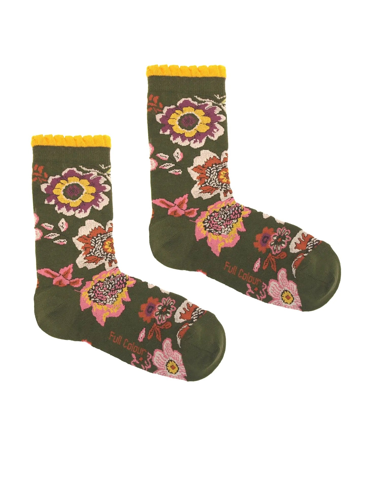 Grüne Socken mit buntem Blumenmuster und gelbem Bündchen, Text 'Full Colour' am Fuß