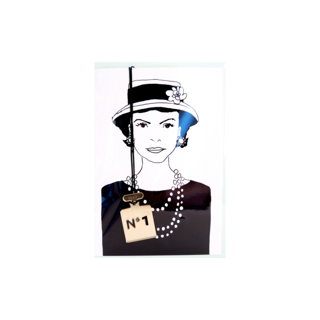 Illustration von Coco Chanel im klassischen Stil mit Perlenkette und Hut auf einer Grußkarte, ergänzt durch einen goldenen Parfümflakon-Anhänger „N°1“.