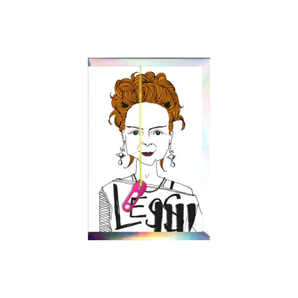 Handgezeichnete Illustration von Vivienne Westwood auf einer Grußkarte mit einem pinken Sicherheitsnadel-Anhänger aus Acryl und holografischem Rand.