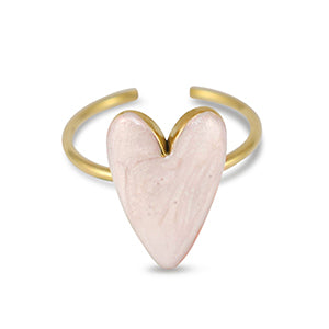 Verstellbarer Herzring aus goldfarbenem Metall mit einem großen, zartrosa herzförmigen Element in V-förmiger Fassung, präsentiert auf weißem Hintergrund”