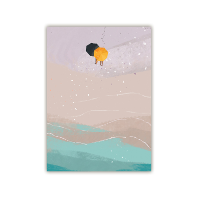 Strandabschnitt mit sanften Wellen in Blau- und Beigetönen, darüber zwei stilisierte Schirme in Schwarz und Gelb