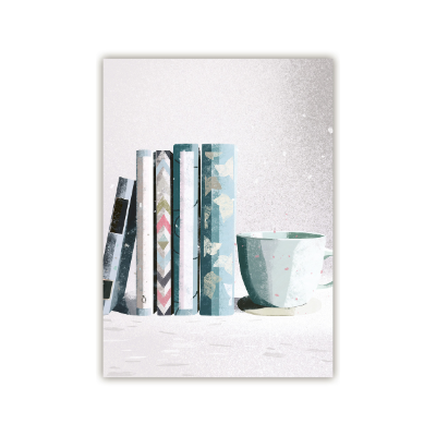 Fünf Bücher mit gemusterten Einbänden stehen aufrecht neben einer Tasse auf einem weißen Untergrund