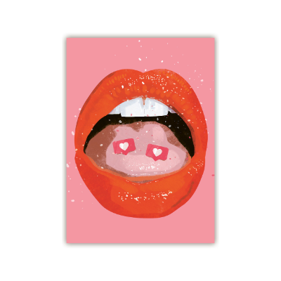 Offener Mund mit roten Lippen und zwei rosa Würfeln mit weißen Herzen auf der Zunge vor rosa Hintergrund