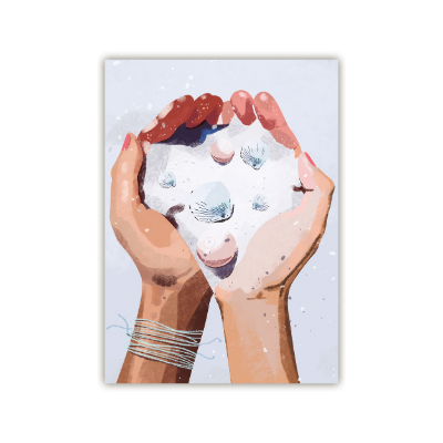 Zwei Hände halten einen Sandhaufen mit Muscheln