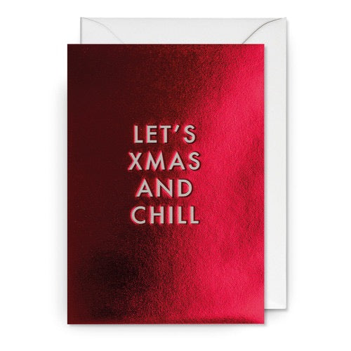 Rote Weihnachtskarte mit silberner Prägung und dem Text 'LET'S XMAS AND CHILL'.
