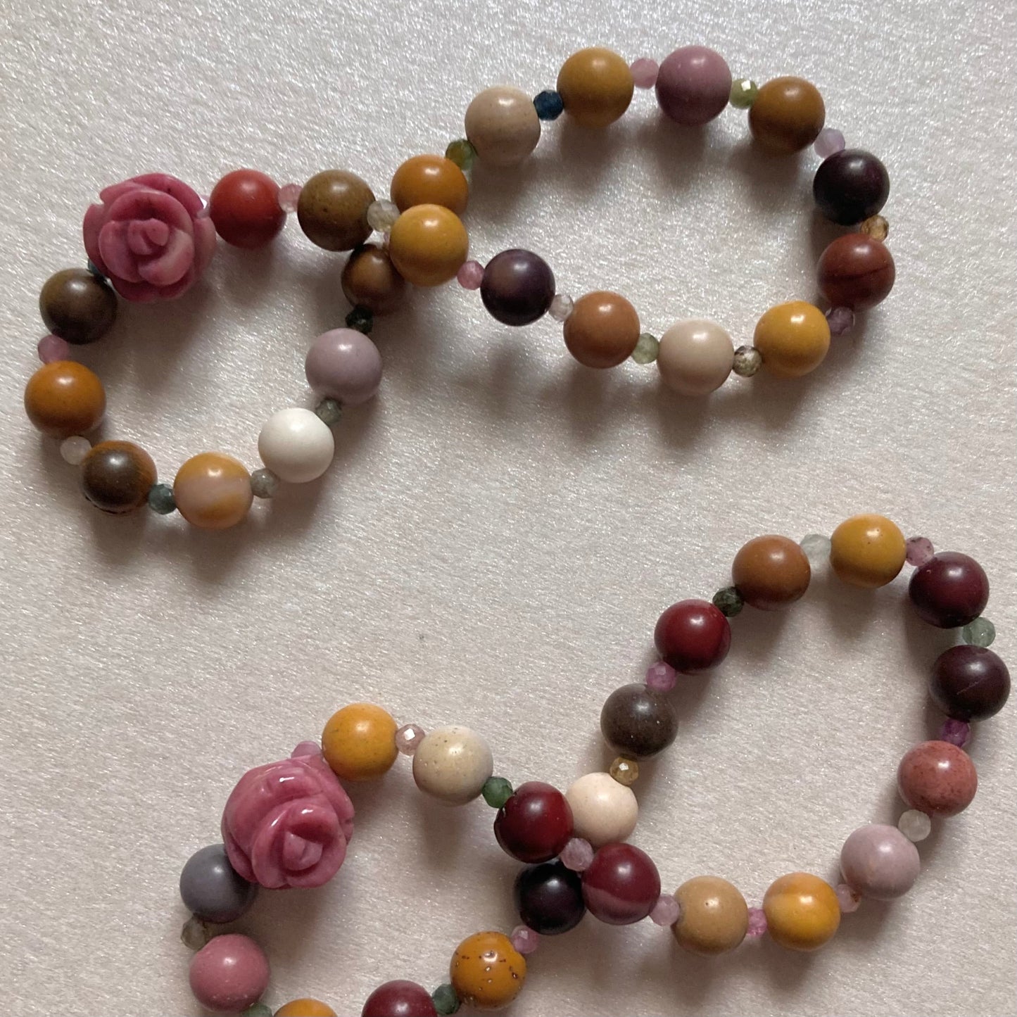 Zwei Perlenarmbänder