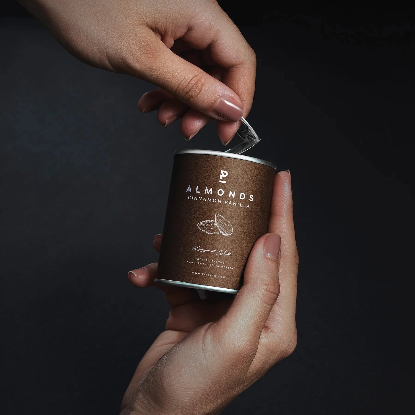 Hände öffnen knabberdose