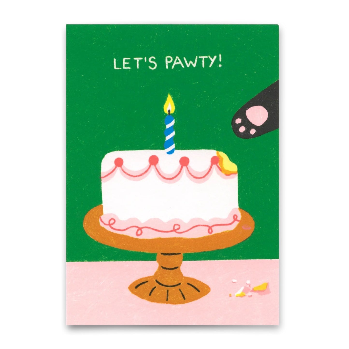 Geburtstagstorte mit einer blauen und weißen Kerze auf einem braunen Tortenständer, daneben eine schwarze Katzenpfote, Text 'LET'S PAWTY!'