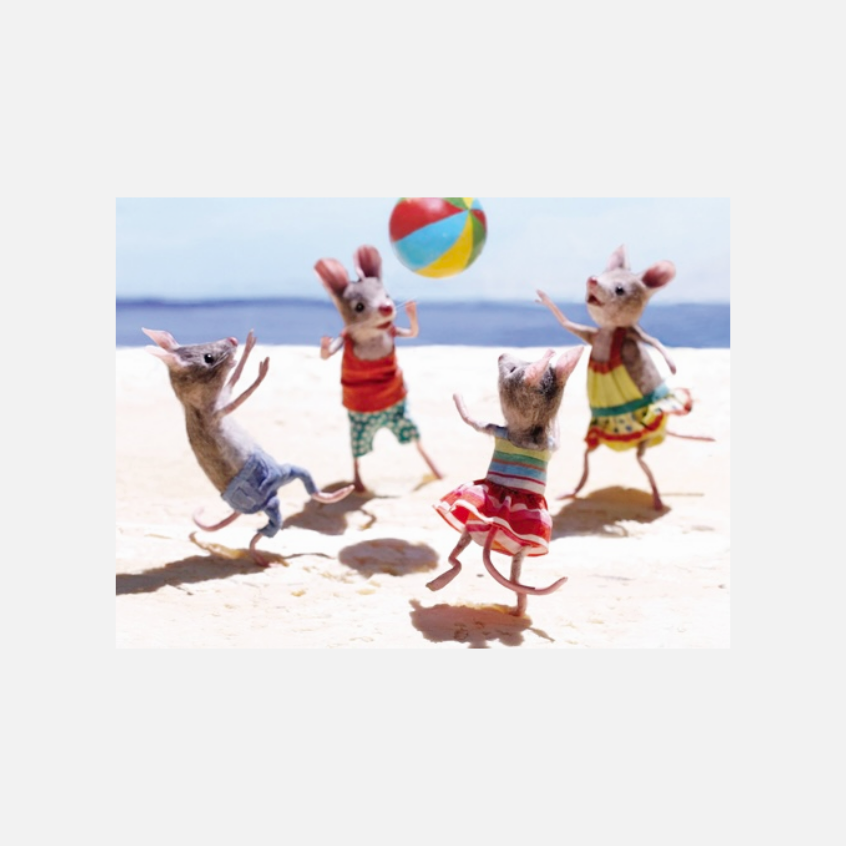 Vier Mäuse in bunter Kleidung spielen am Strand mit einem bunten Ball