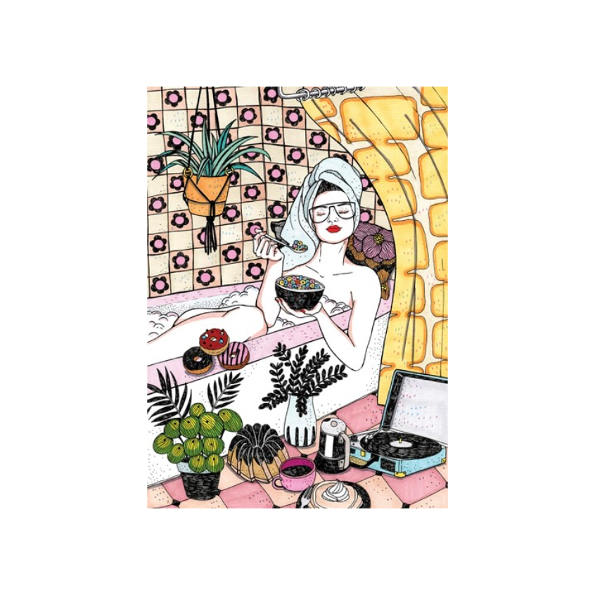 Frau entspannt in Badewanne mit Handtuch auf dem Kopf, isst aus einer Schüssel, umgeben von Pflanzen, Donuts und einem Plattenspieler