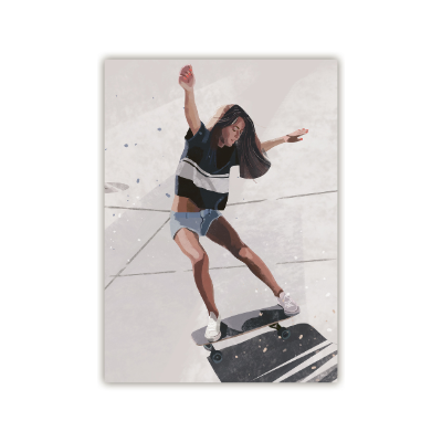 Junge Frau in schwarzem T-Shirt und Jeans-Shorts fährt Skateboard auf einer hellen Fläche