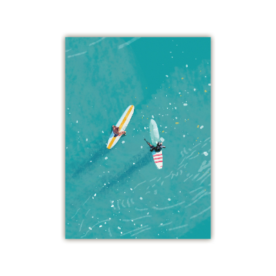 Zwei Surfer auf dem Wasser, einer auf einem gelb-weißen Brett, der andere auf einem rot-weiß gestreiften Brett