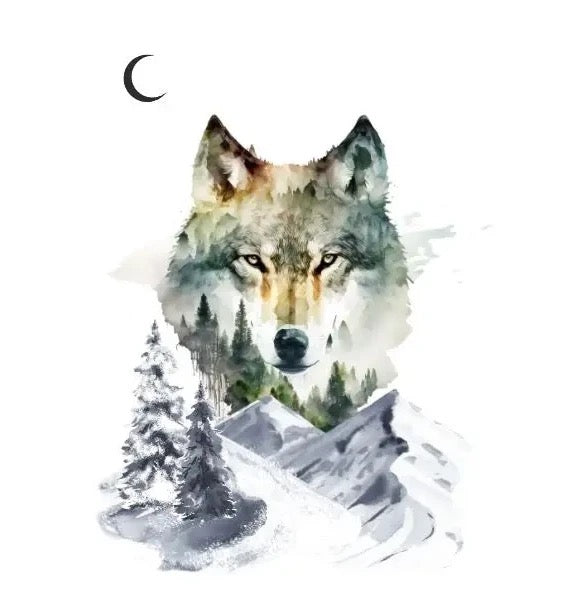 Ein Wolf mit intensiven Augen, umgeben von Bäumen und Bergen, mit einem Halbmond im Hintergrund.