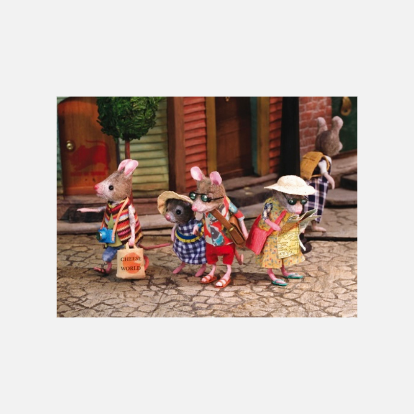 Fünf anthropomorphe Mäusefiguren in bunter Kleidung auf gepflastertem Gehweg vor Häusern, eine trägt eine Tasche mit Aufschrift 'CHEERS WORLD'