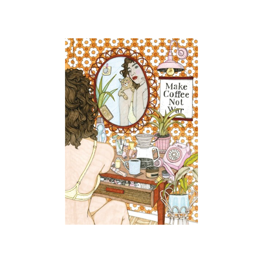 Frau mit lockigem Haar sitzt vor einem Schminktisch mit Kaffeezubehör, Pflanzen und einem Schild mit der Aufschrift 'Make Coffee Not War'