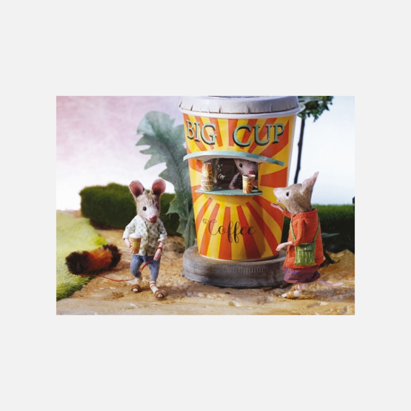 Zwei Mäusefiguren stehen vor einem großen, orange-gelben Kaffeeautomaten mit der Aufschrift 'BIG CUP Coffee', eine Maus verkauft Kaffee