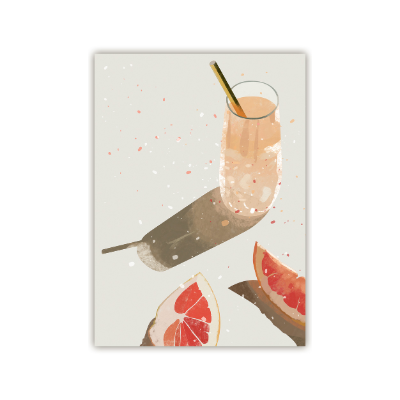 Glas mit rosa Getränk und Strohhalm, daneben zwei Grapefruitschnitze auf hellem Untergrund