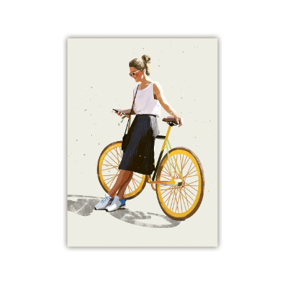 Frau lehnt an gelbem Fahrrad, trägt weiße Bluse, schwarzen Rock und weiße Sneakers, hält Smartphone in der Hand