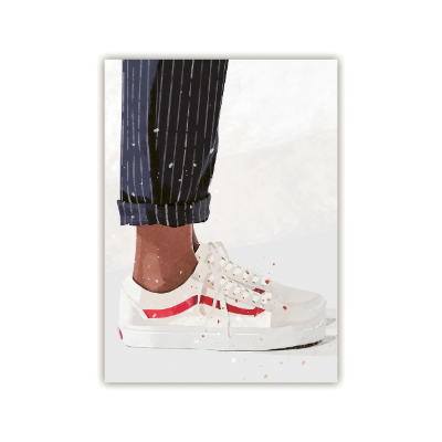 Weißer Sneaker mit rotem Streifen, geschnürt, getragen mit dunkelblauer Hose mit weißen Nadelstreifen, Bein hochgekrempelt