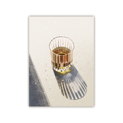 Glas mit bernsteinfarbenem Getränk auf hellem Untergrund mit Schatten und Lichtreflexen