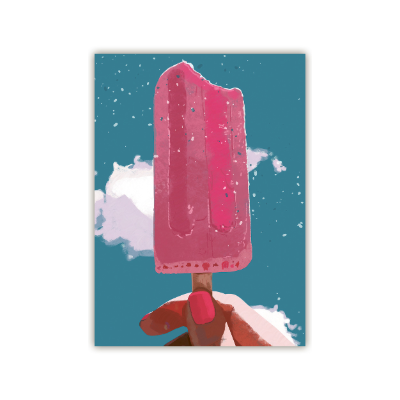 Hand mit pink lackierten Nägeln hält ein halb abgebissenes pinkes Eis am Stiel vor blauem Himmel mit Wolken