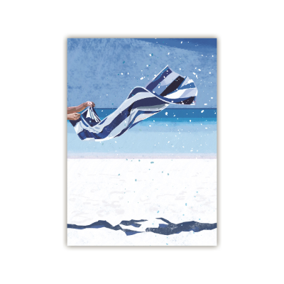 Person hält blau-weiß gestreiftes Handtuch am Strand mit weißem Sand und blauem Meer