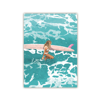 Frau mit langem Haar im weißen Badeanzug kniet im türkisfarbenen Wasser und hält ein rosa Surfbrett