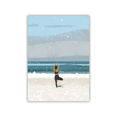 Frau in schwarzer Sportkleidung macht Yoga-Pose auf Sandstrand mit Blick auf das Meer