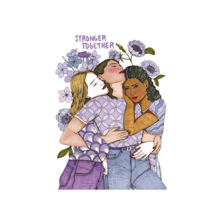 Drei Frauen umarmen sich, tragen lila Kleidung, umgeben von lila Blumen, darüber Schrift 'Stronger Together'