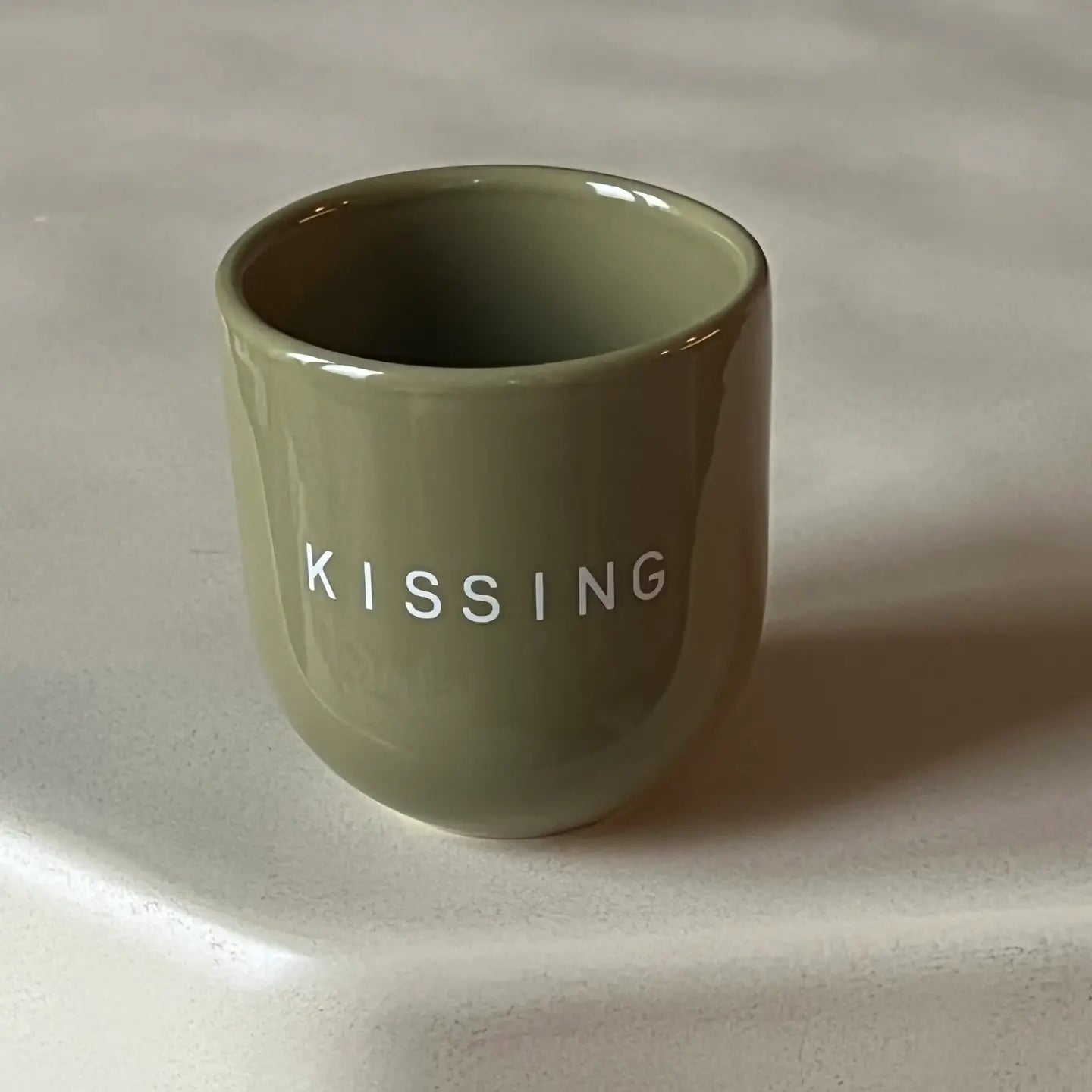 Becher Sisi House of Style mit Aufschrift Kissing in Salbei