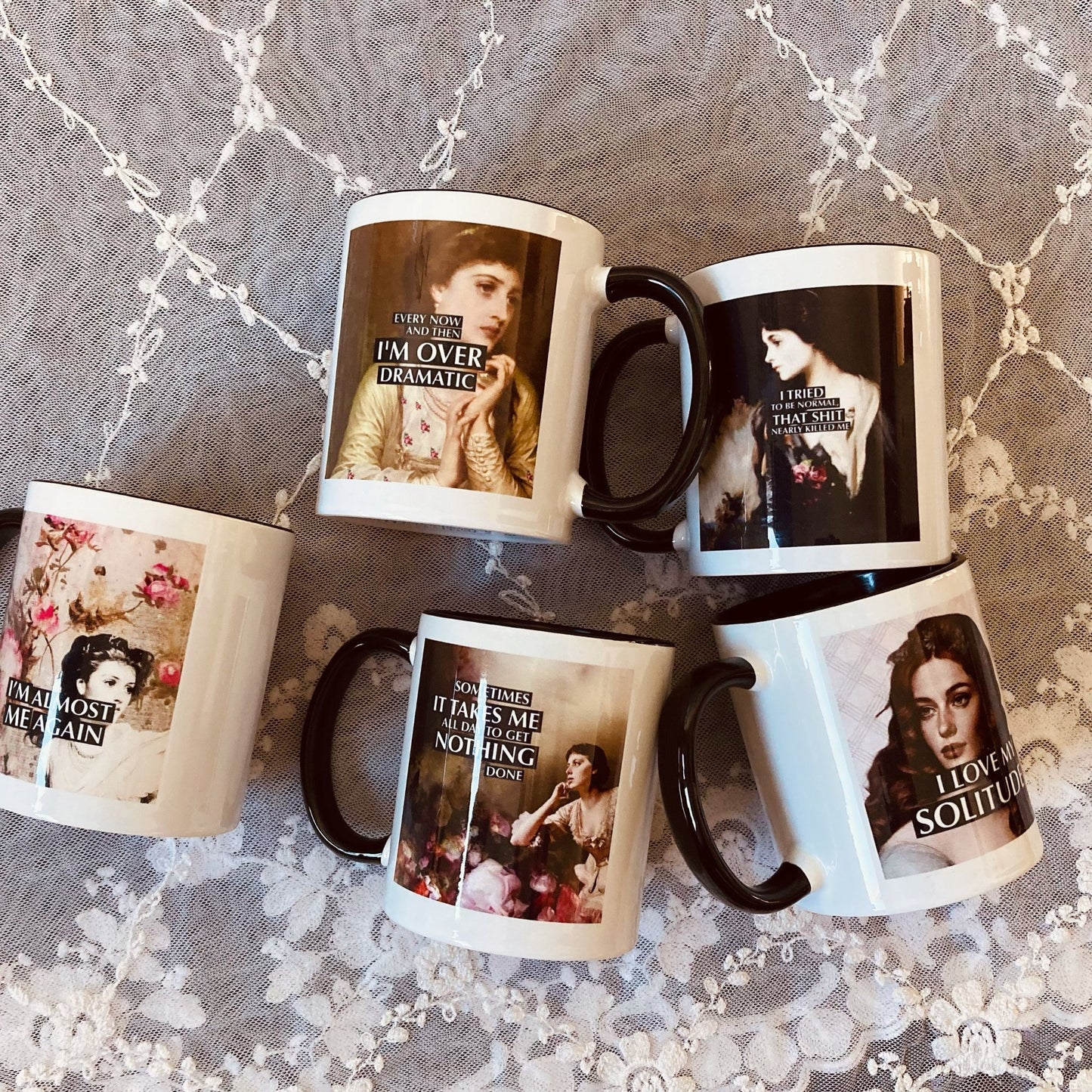 Tassen liegend auf spitzedecke