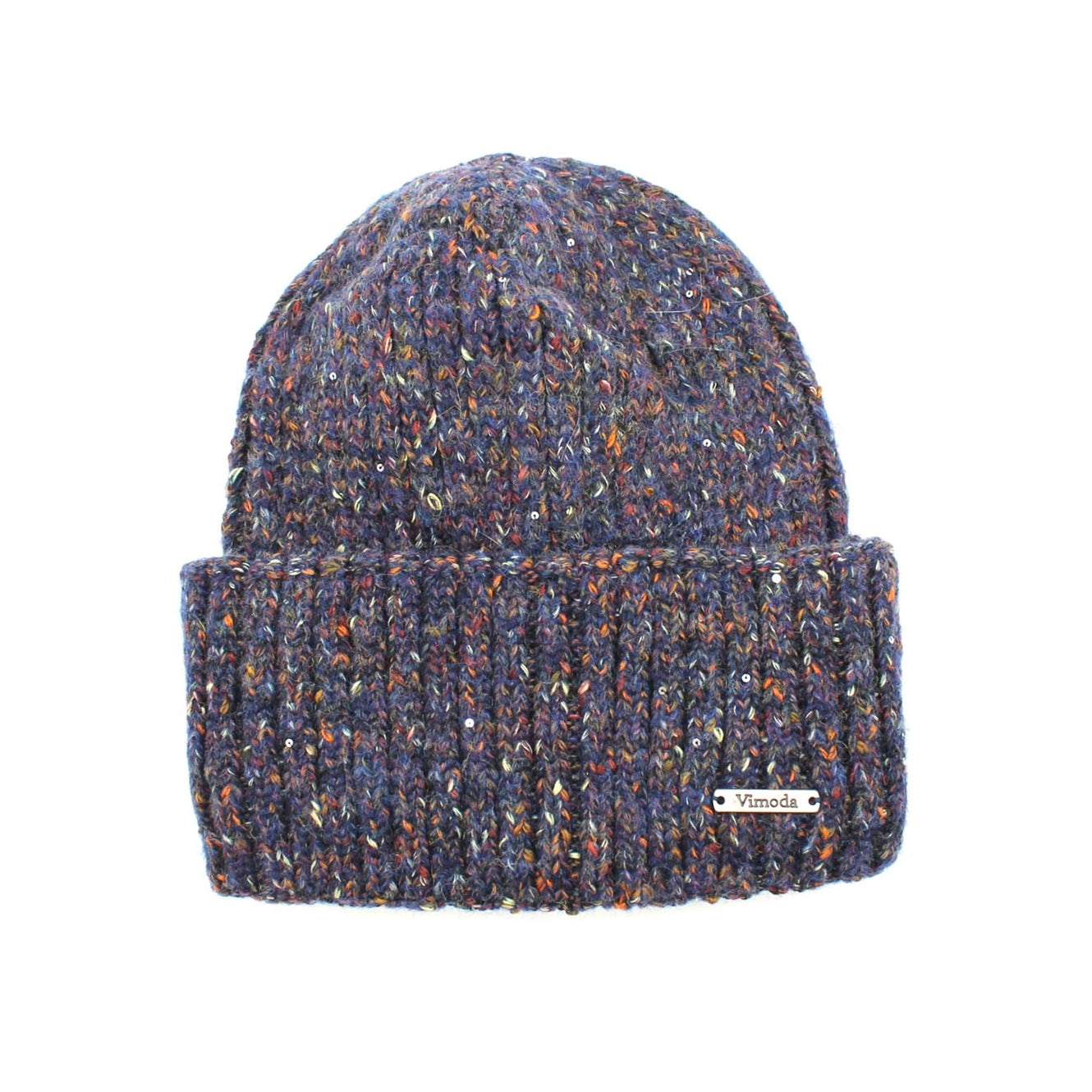 Dies ist eine gestrickte Wintermütze in einem wunderschönen melierten Blau. Die Mütze hat einen klassischen Rippenbund, der hochgeklappt werden kann, und ist im glatt rechts gestrickten Zustand. Das Garn hat einen melierten Effekt, der verschiedene Blau- und andere Komplementärfarben kombiniert und ihr ein sattes, strukturiertes Aussehen verleiht.